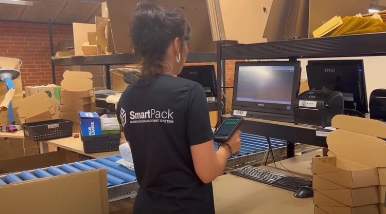 Pakkestation med labelprinter