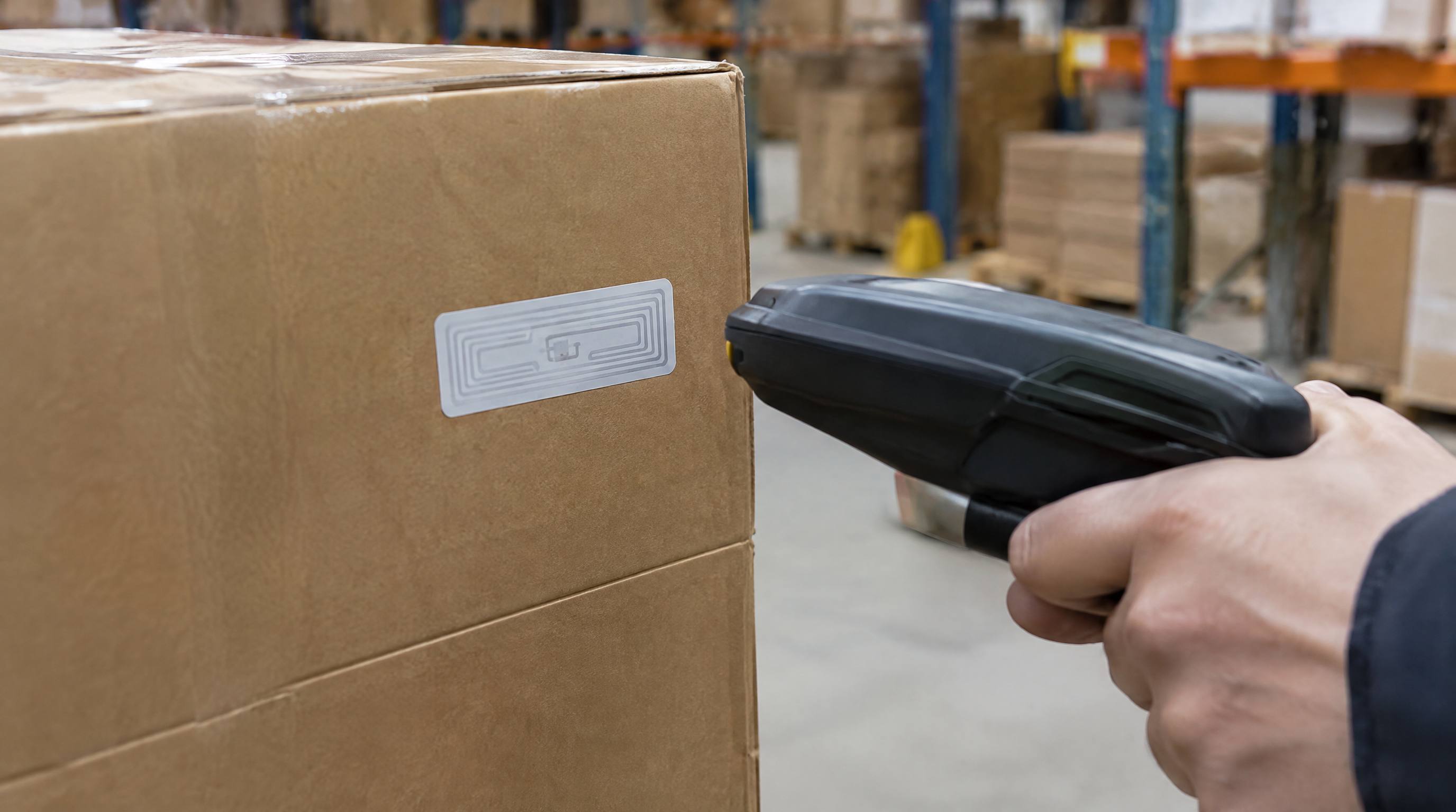 RFID-mærkat på en vare med håndlæser